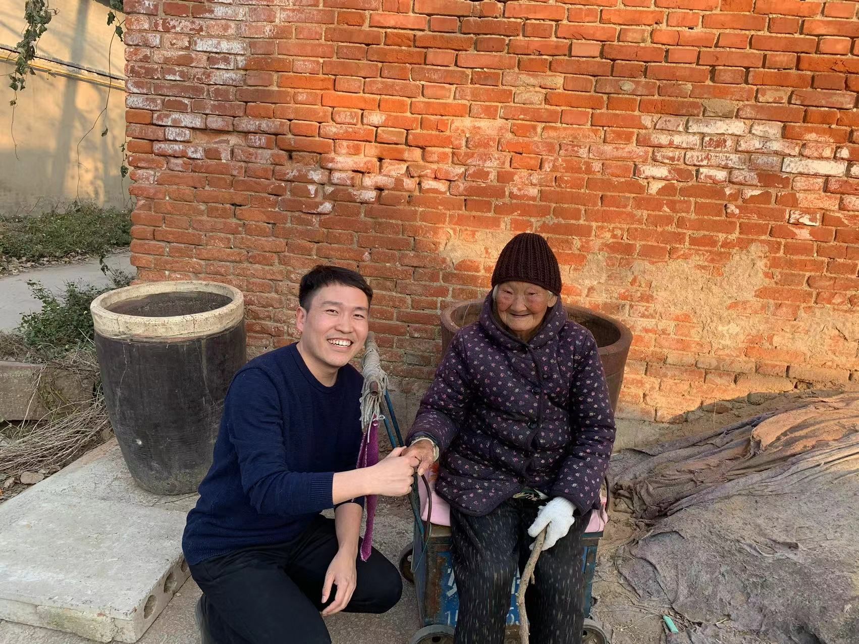 孟崇飛董事長走訪百歲老人的一部分珍貴留念